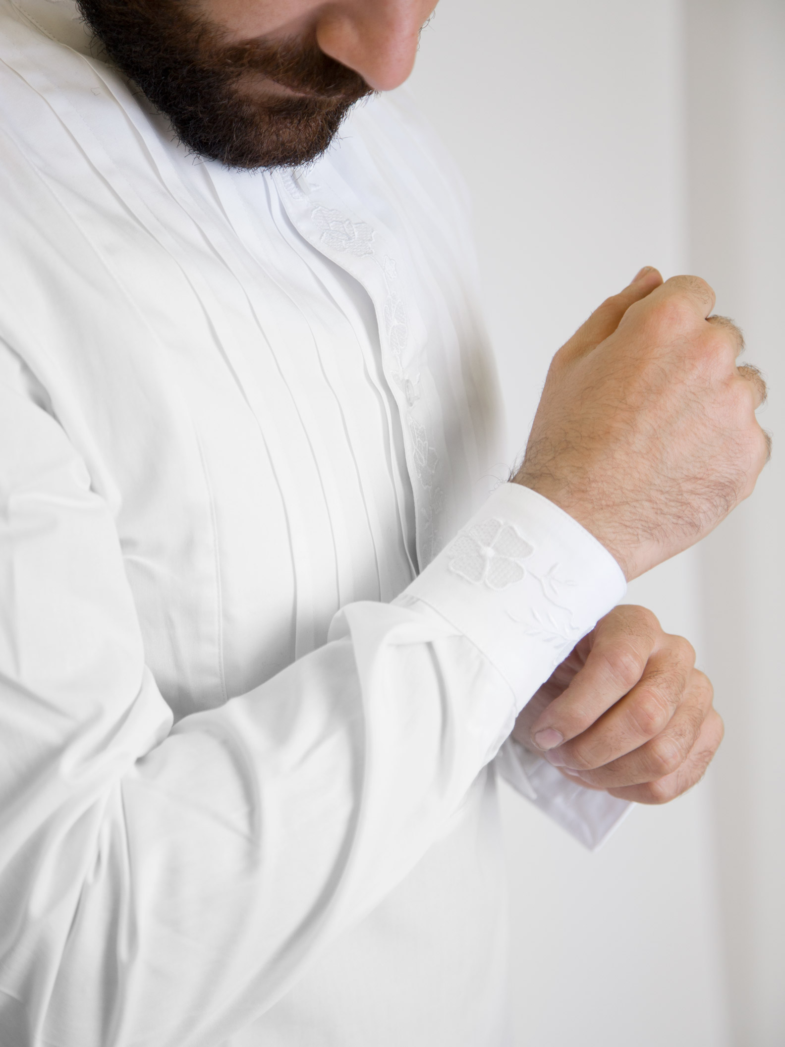 camicia-sarda-pieghe-ricami-bianco