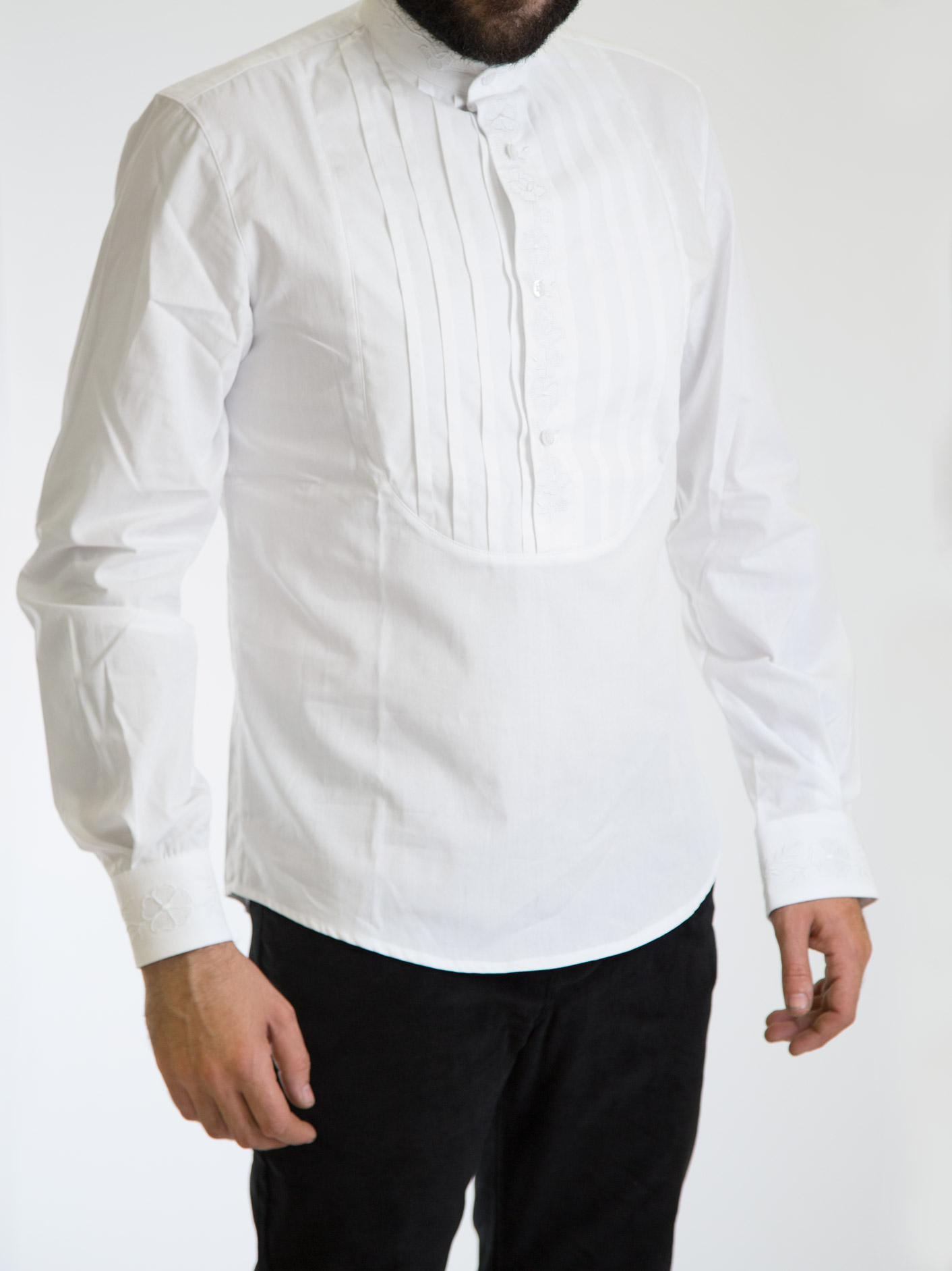 Camicia sarda con pieghe e ricami bianca - immagine 2