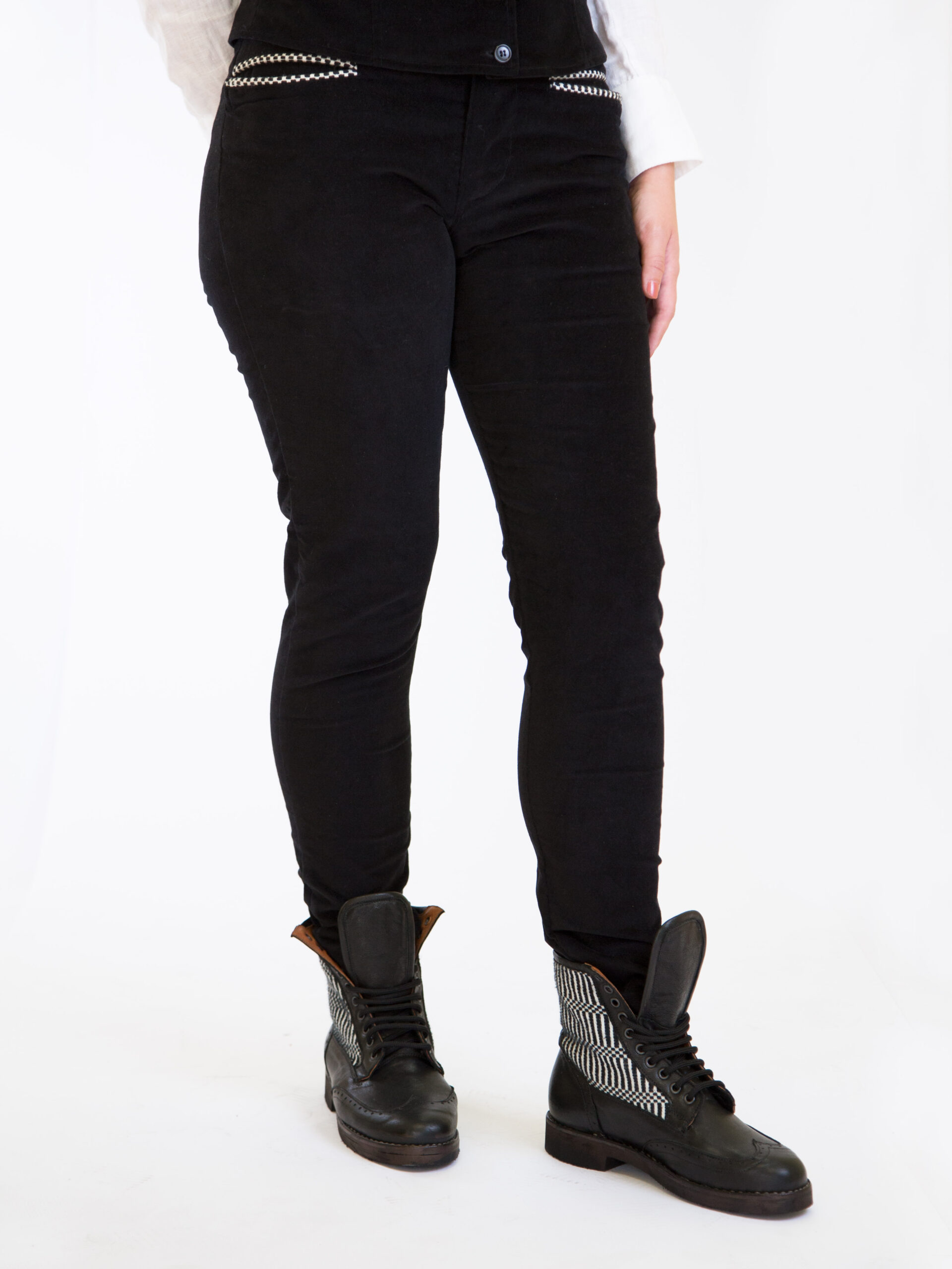 Pantalone da donna nero con tasca bertula