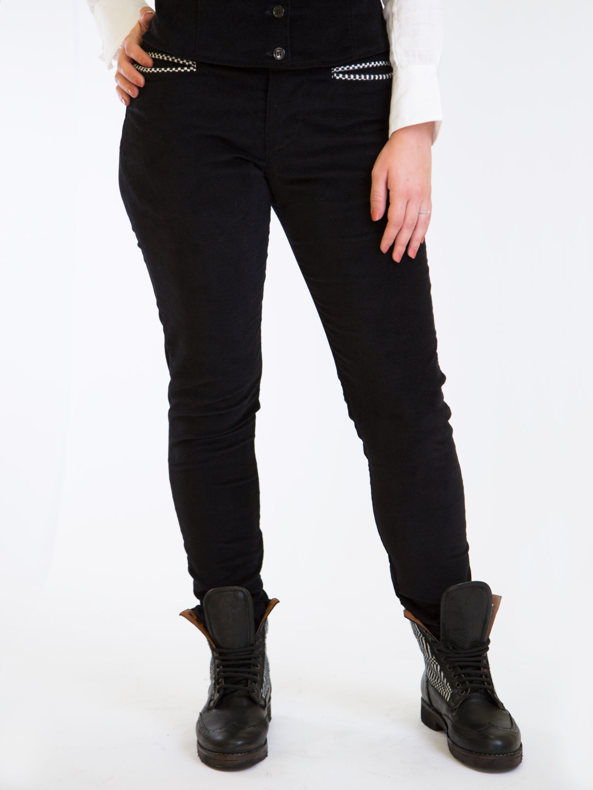 Pantalone da donna nero con tasca bertula