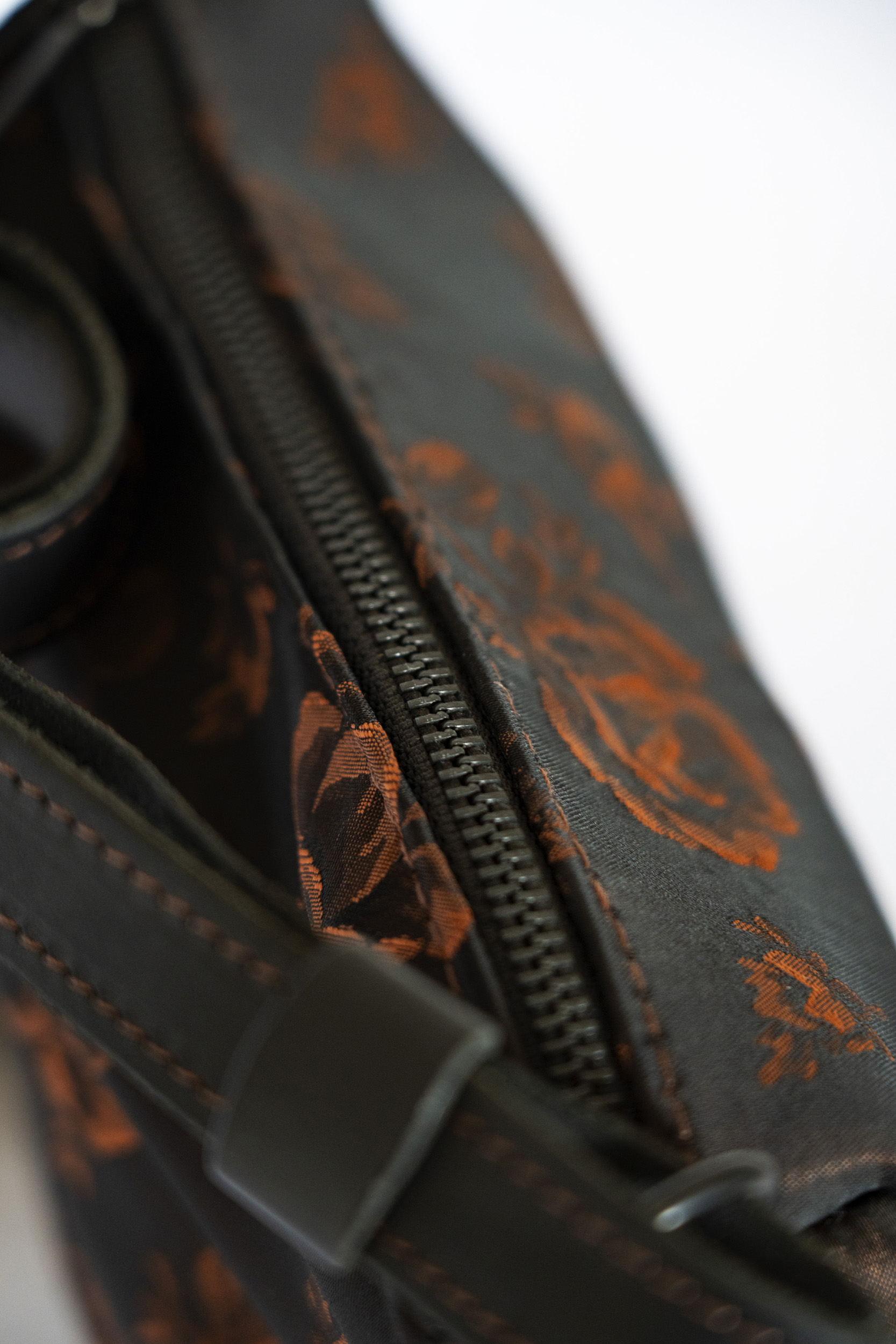 Borsa a tracolla in pelle con broccato ruggine - immagine 2