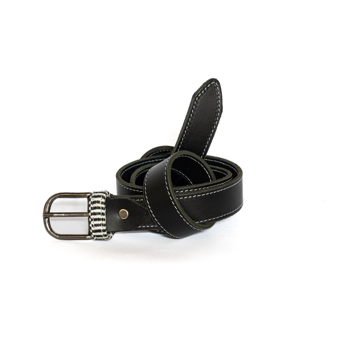 Cintura in pelle con inserto in tessuto sardo bianco e nero