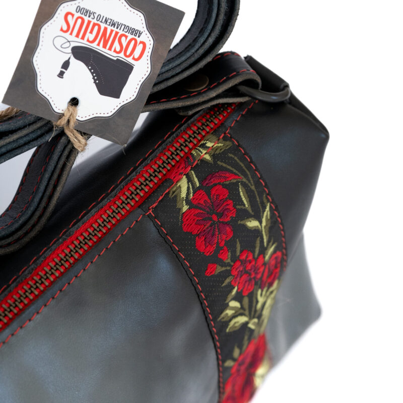 Borsa a tracolla in pelle con broccato nero fiori rossi